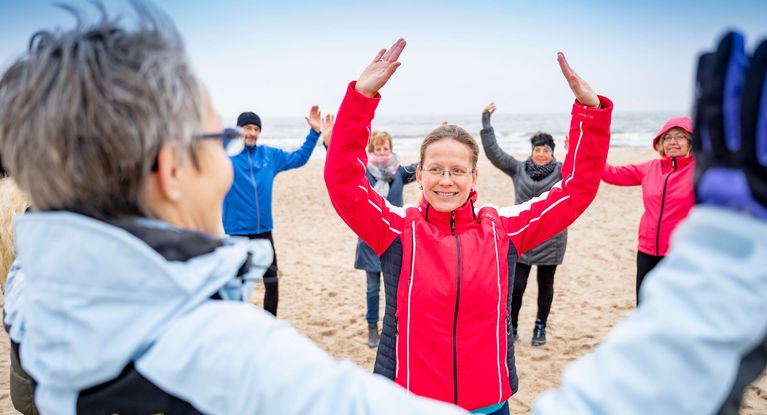 Bewegungstherapie am Strand