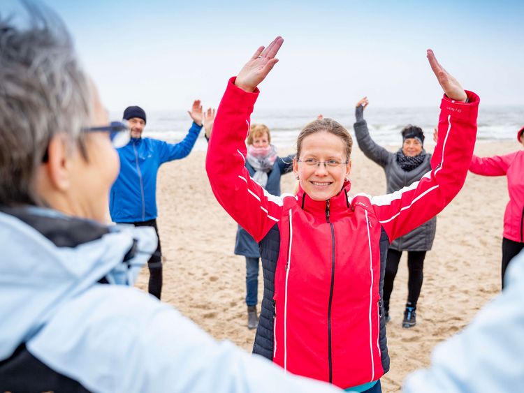 Bewegungstherapie am Strand
