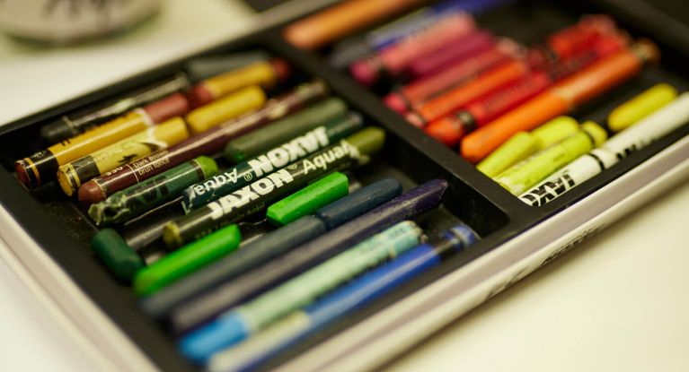 Wachsmalstifte in einer Schachtel