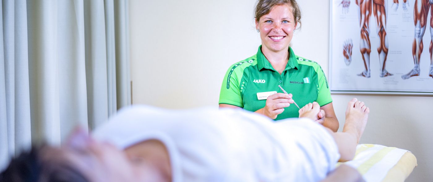Therapeutin testet Nerven am Fuß
