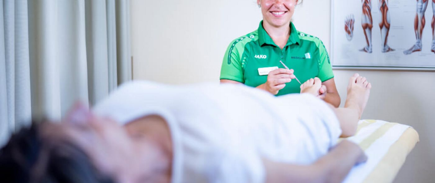 Therapeutin testet Nerven am Fuß