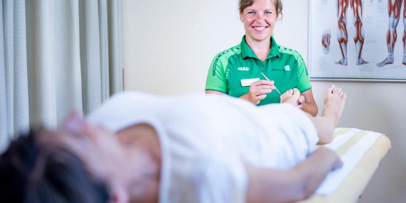 Therapeutin testet Nerven am Fuß