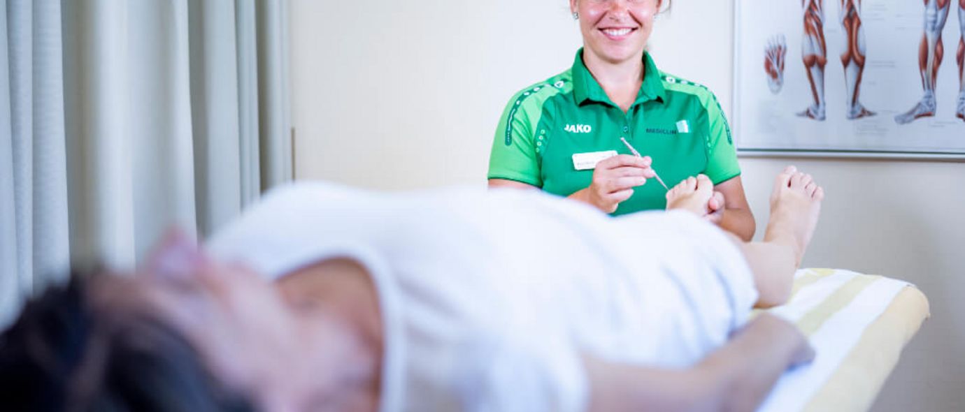 Therapeutin testet Nerven am Fuß