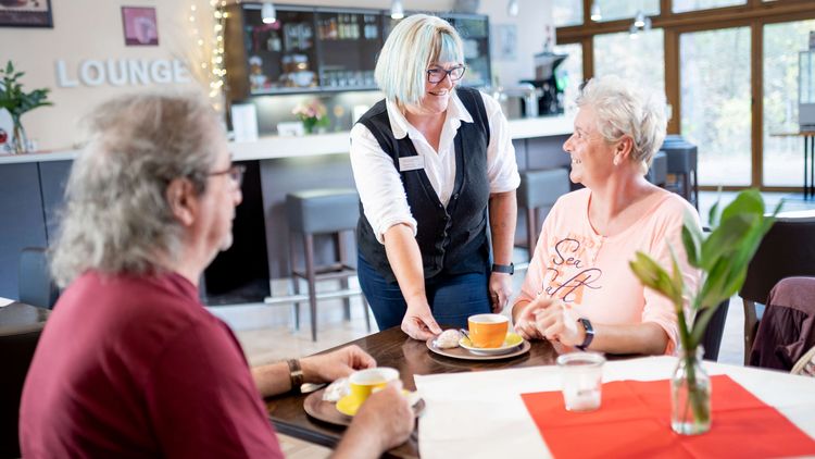 Patienten in der Cafeteria