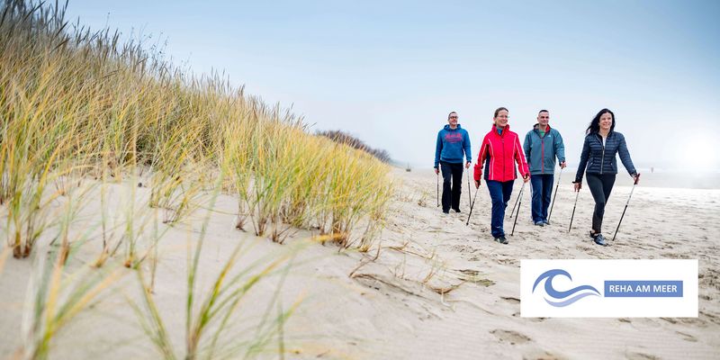 Menschen machen einen Spaziergang am Meer