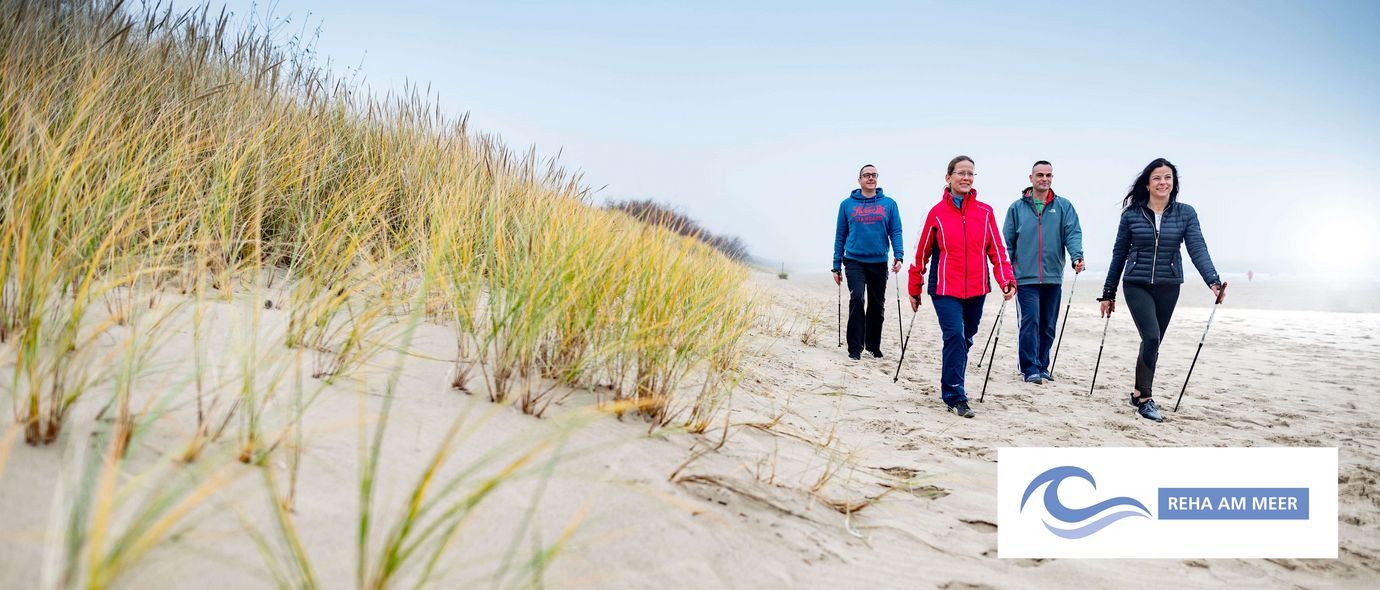 Menschen machen einen Spaziergang am Meer