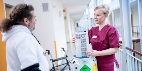 Pflegekraft erklärt das Sauerstoffgerät