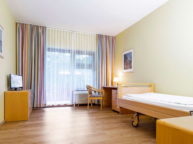 Patientenzimmer in der Dünenwald Klinik