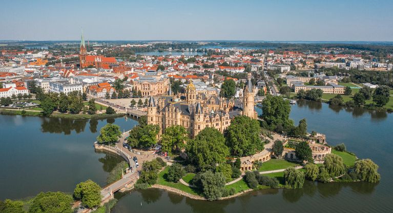 Luftaufnahme vom Schweriner Schloss