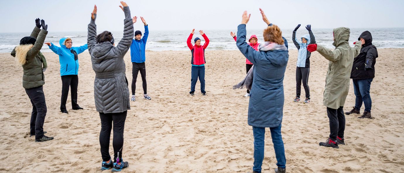 Bewegungstherapie am Strand