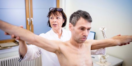 Patient bei orthopädischer Untersuchung