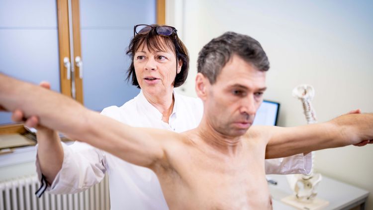 Patient bei orthopädischer Untersuchung